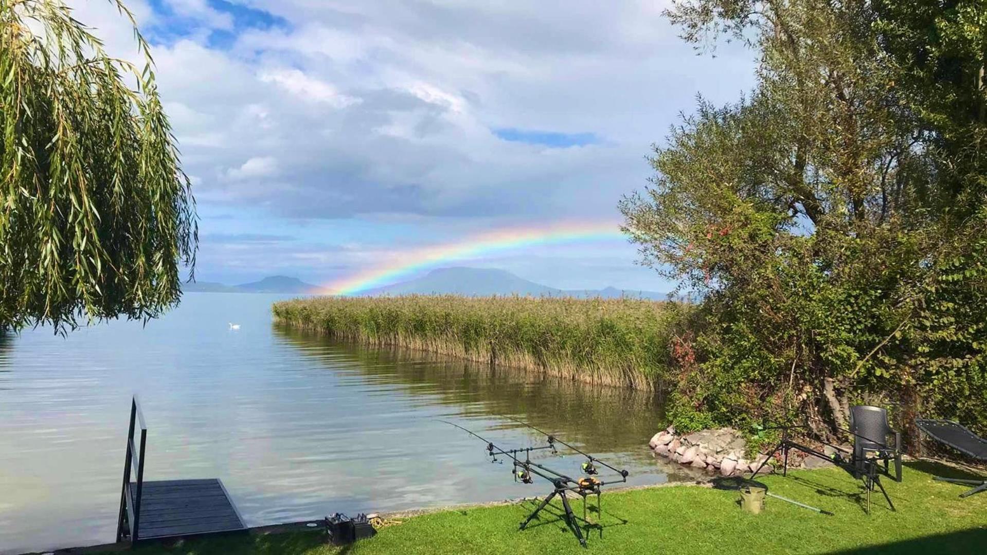 Balaton A Kertben - Balaton In The Garden - Beachfront Houses With Beautiful View, Private Beach Balatonfenyves Bagian luar foto
