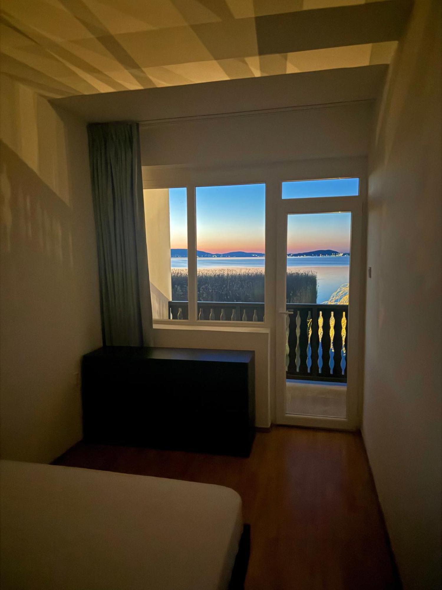 Balaton A Kertben - Balaton In The Garden - Beachfront Houses With Beautiful View, Private Beach Balatonfenyves Bagian luar foto